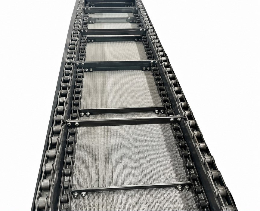 Scraper conveyor for horizontal transport of bulky or sticky materials.